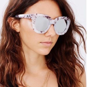 QUAY SUGAR & SPICE IVORY MARBLE SUNGLASSES w/Case